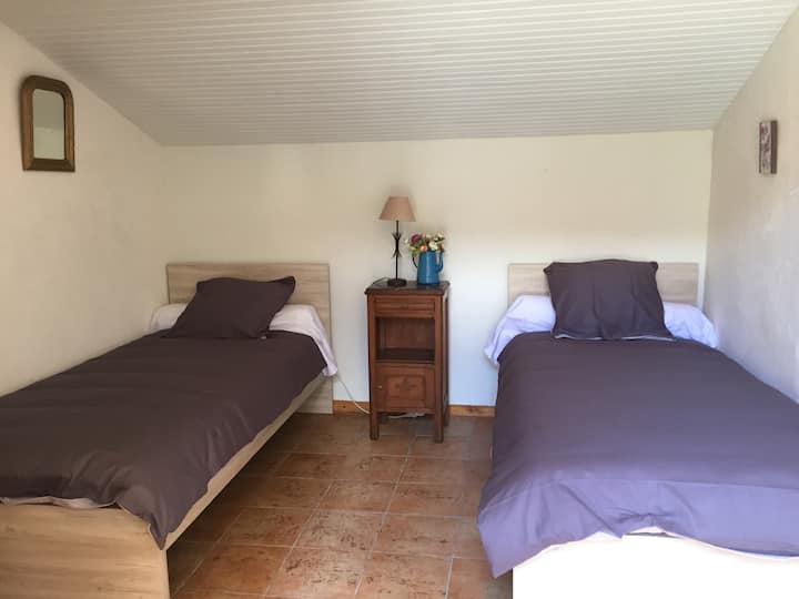 la chambre au RDC accès par la cour