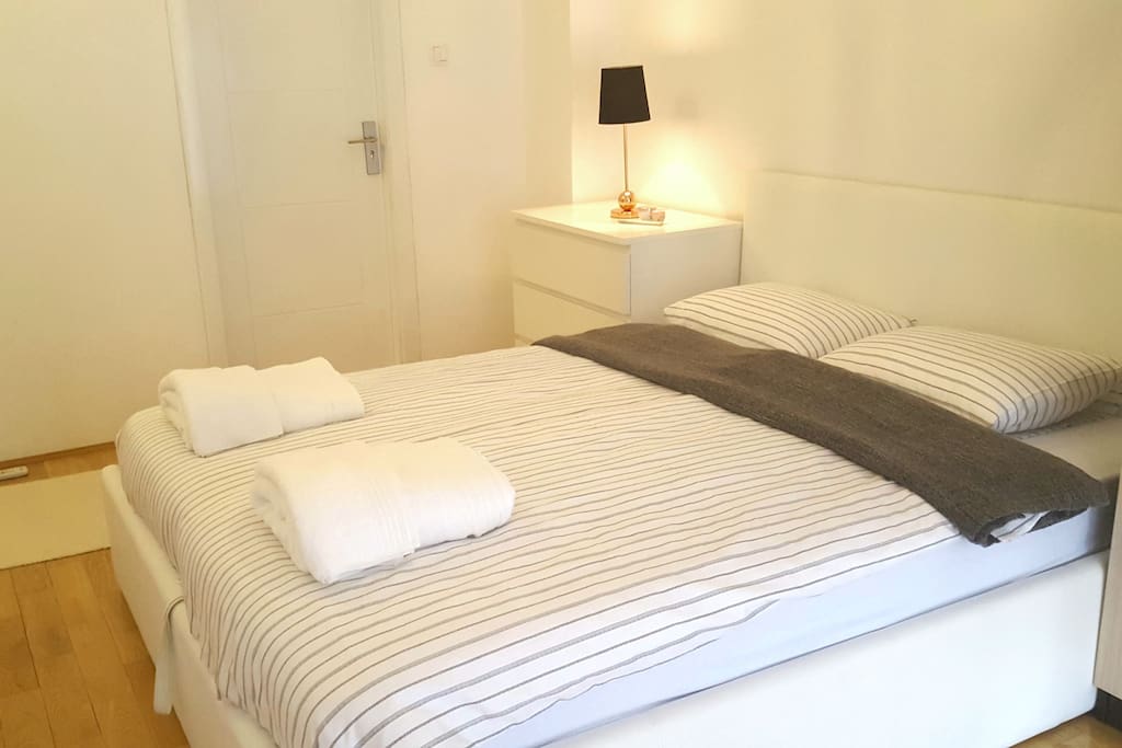 Modern, fresh and high finish gives a scense of luxury in the master bedroom, with own bathroom and balcony.
