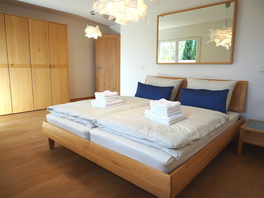 Schlafzimmer mit Doppelbett