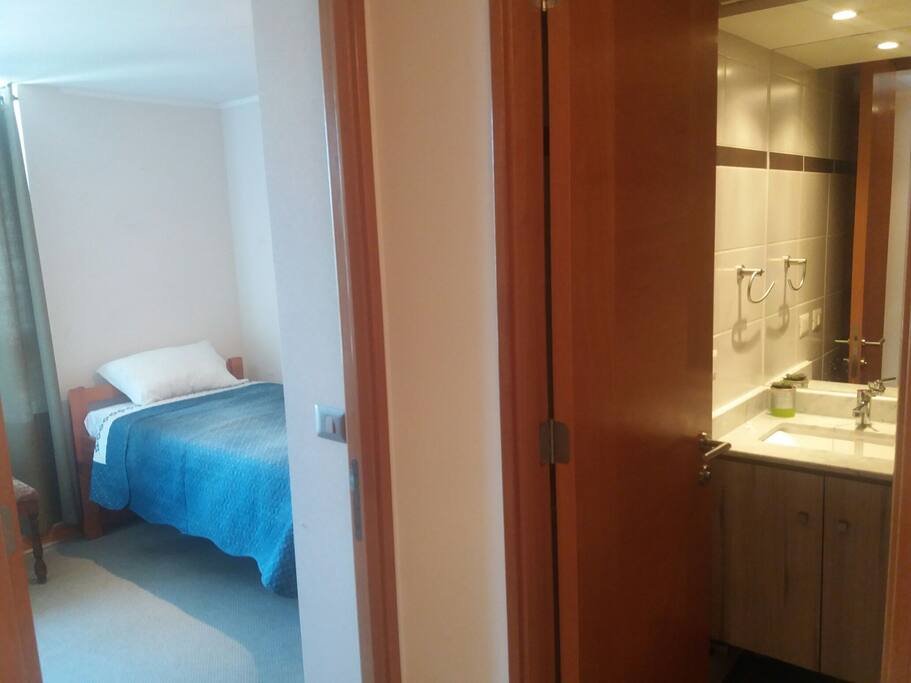 Habitación y baño exclusivo del huésped.