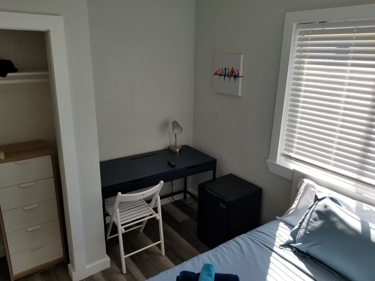 Očistite prostor s radnom postajom, mini-hladnjakom, komodama i ormarom s vješalicama. U prostoriji se nalazi i osobni ventilator.