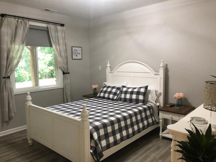 الغرفة رقم3 
مزينة بشكل جميل! نحن نحب أن نسميها بسيطة ولكنها لطيفة. يأتي مجهزًا بتلفزيون ذكي وأرواب حمام ومناشف ومروحة ومحطة شحن لأي نوع من أنواع الهواتف. 