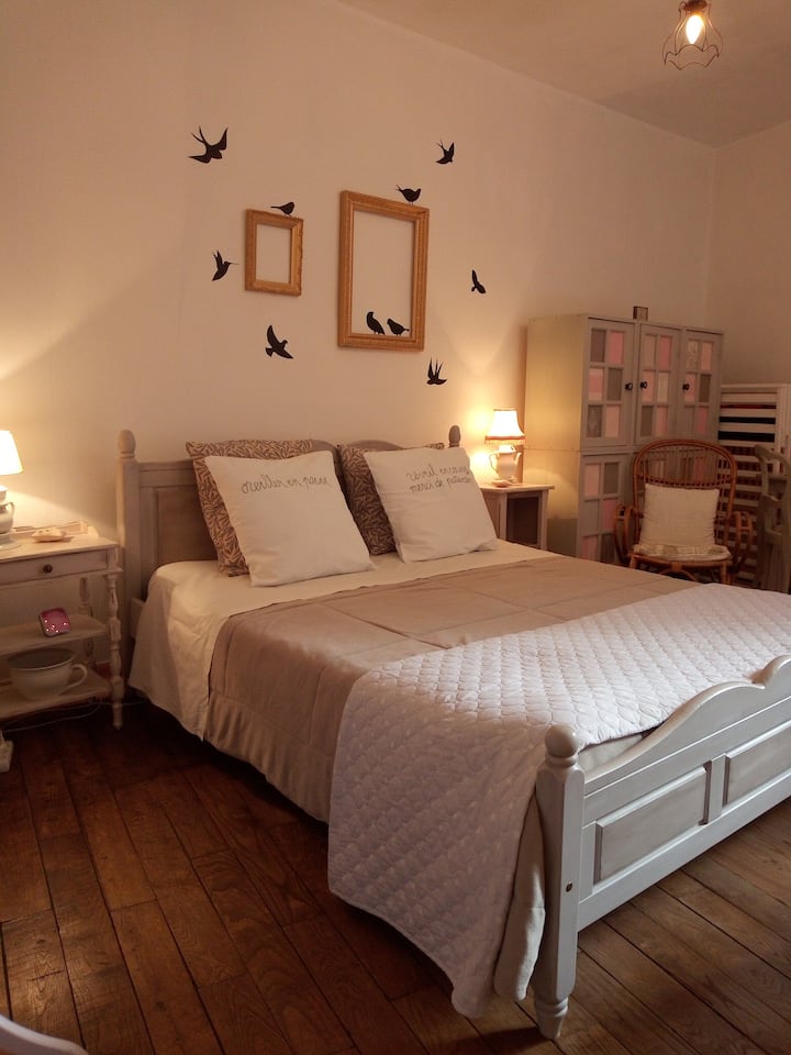 Habitación del lado del patio con su cuarto de baño contiguo.
Cama de 160