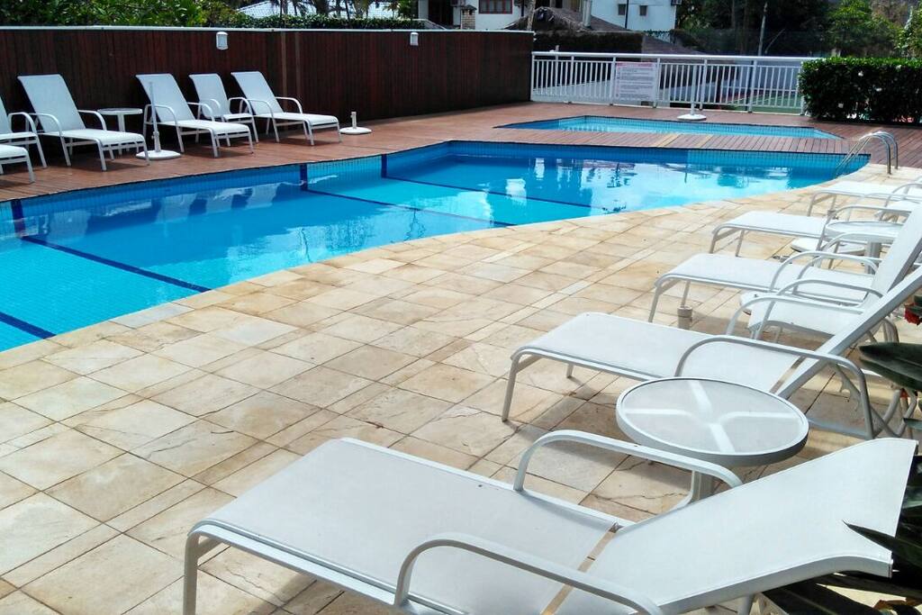 Ampla área de lazer, com piscina, quadra de tênis e playground, sala de jogos.