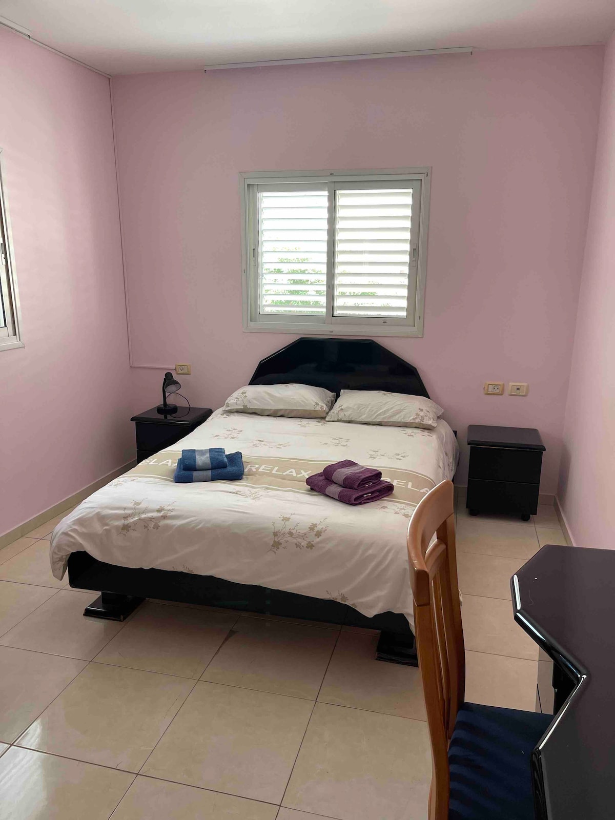 ห้องสวีทหลักพร้อมห้องอาบน้ำส่วนตัวและห้องสุขา