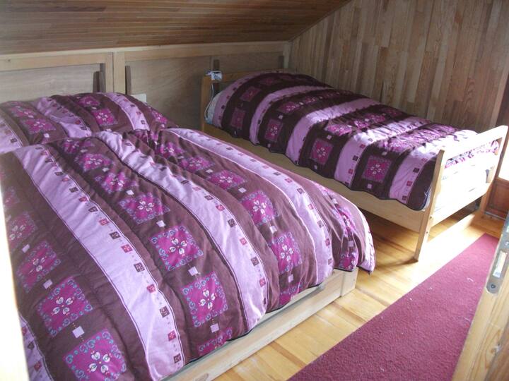 Chumba cha roshani.
Kitanda cha watu wawili + kitanda cha mtu mmoja
