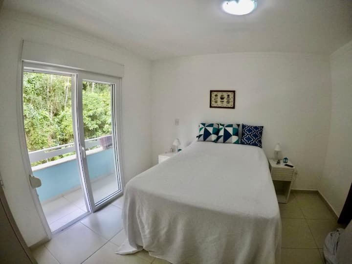 Suita 2 me ballkon për pyllin