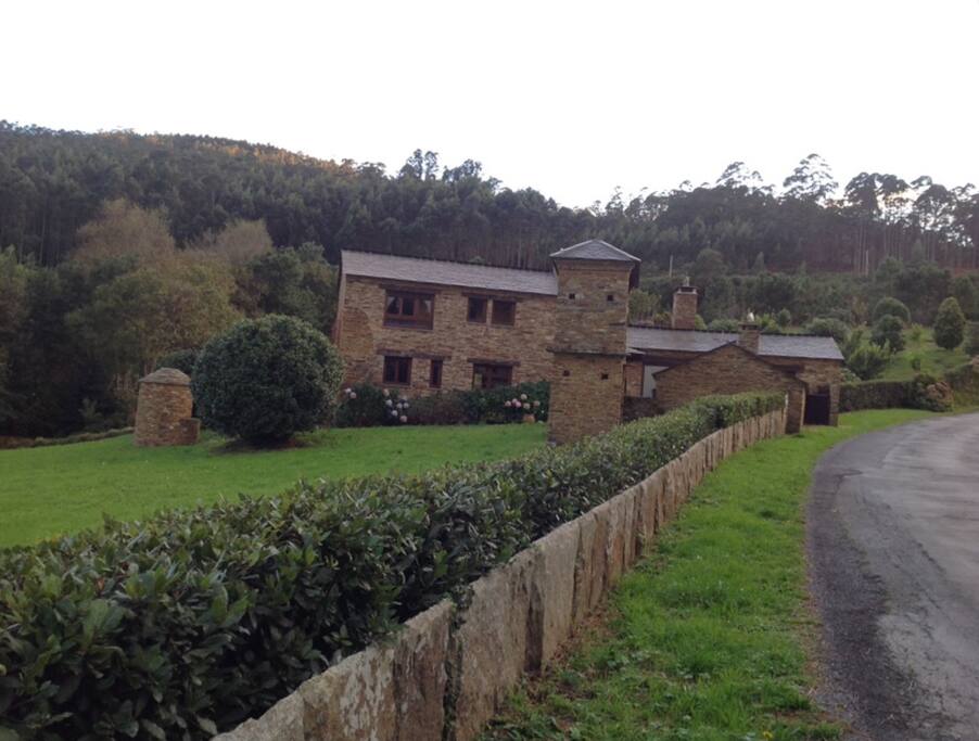 Parte de la finca, edificios y cierre por "chantas"