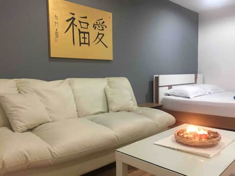 ★Close to everything! Modern condo near by subway★