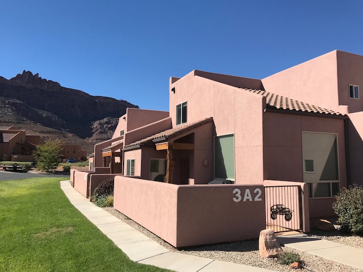 Moab Rim Vista Retreat w/ condo Pool & Hot Tub Townhouses for Rent in
