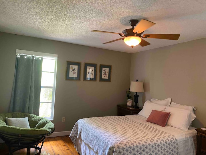 Segundo dormitorio con cama tamaño queen.