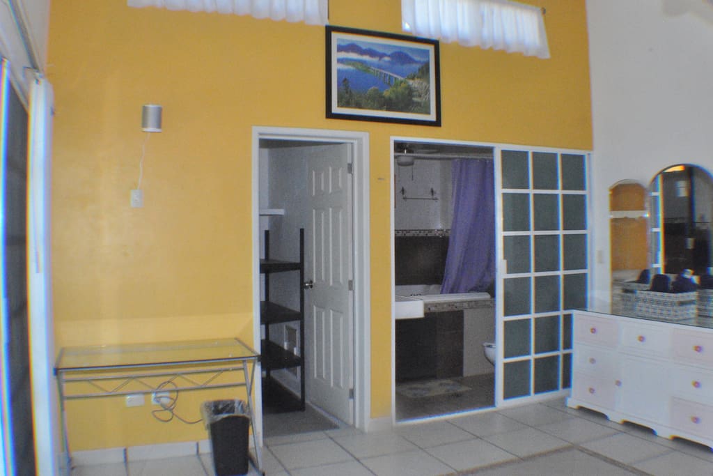 Great private Bathroom and closet included.
Incluye Fabuloso baño y amplio closet