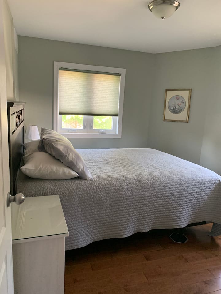 Dormitorio con cama tamaño queen.