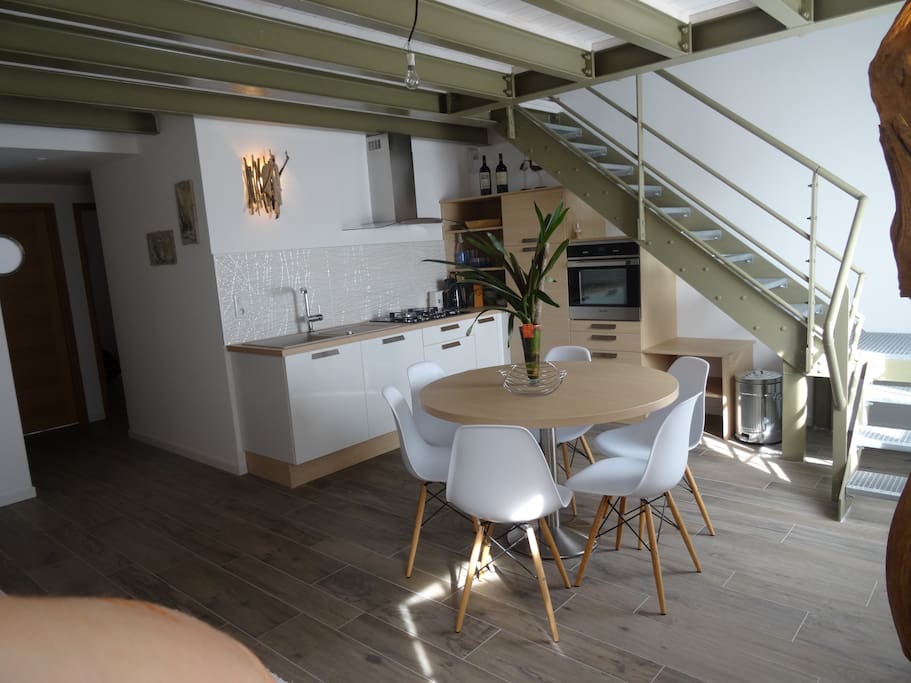 Cuisine équipé avec coin canapé et TV