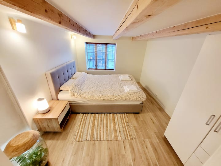 (א) חדר שינה מקורי שמור בקומת הקרקע עם תקרות נמוכות – נעים ושלו, אבל אנא שימו לב למרווח הראש.
