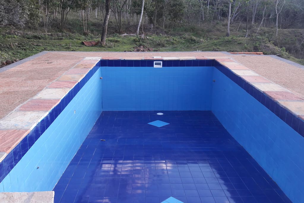 Piscina con agua de manantial.