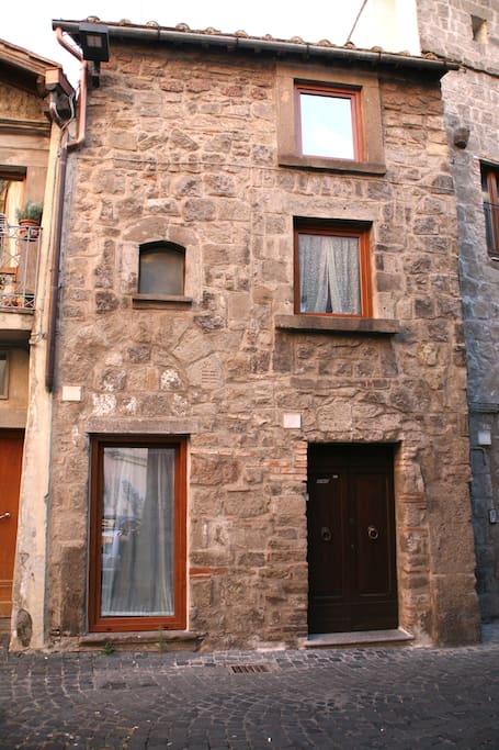 Palazzetto cielo terra dall'esterno
