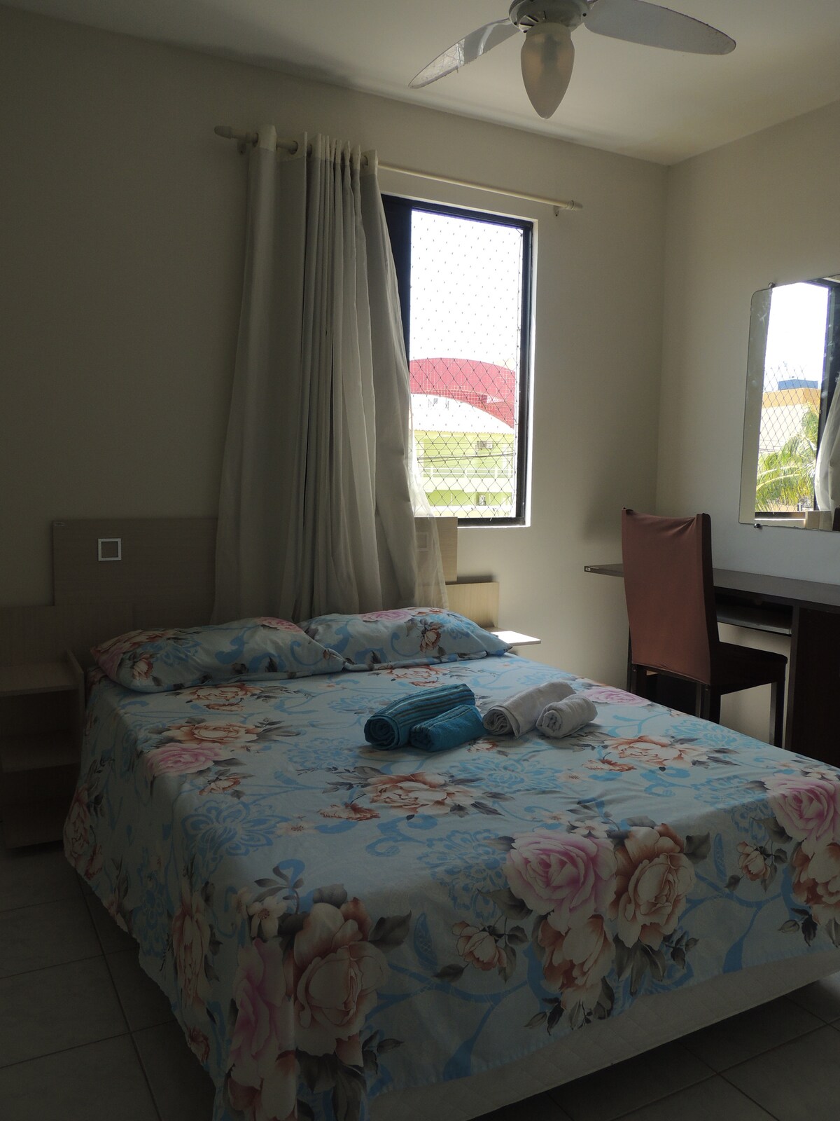 ห้องนอน 1.
หน้าต่างพร้อมตาข่ายนิรภัยไฟดับและม่าน
โต๊ะสำหรับทำงานทางไกลและ/หรือเรียนหนังสือ
เครื่องปรับอากาศและพัดลมแบบพกพา
มีผ้าปูที่นอนอ่างอาบน้ำและผ้าเช็ดหน้า
ห้องน้ำในตัว 
