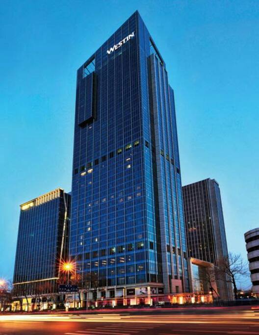坐落在城市的最中心。1-21层是酒店,22-38层是公寓