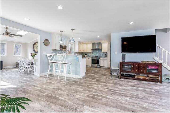 Beautifully Remodeled Walk To Beach With AC gallery image 3