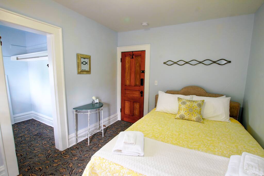 Queen Room With Walk-In Closet