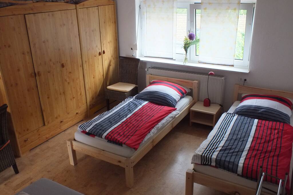 Fenster zum nahe gelegen Wald hin