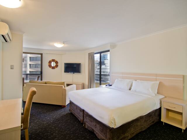 Spacious Studio Close to CBD and Leafy Hyde Park