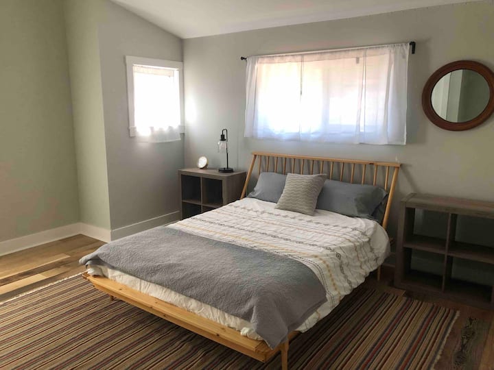 Მეორადი საძინებელი სააბაზანოთი. 