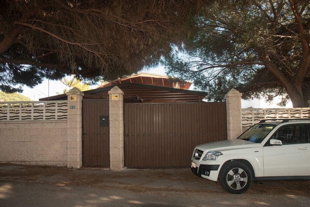 Entrada a la casa.
Puerta para peatones y para coche.
