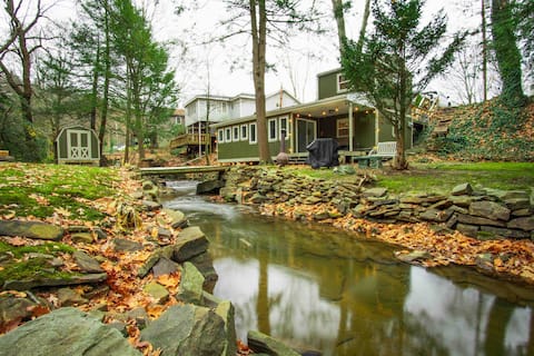 Retreat to this quiet cottage on Jacob’s Creek!
