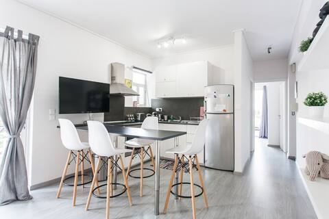 Bright & Stylish Apartment in Varkiza