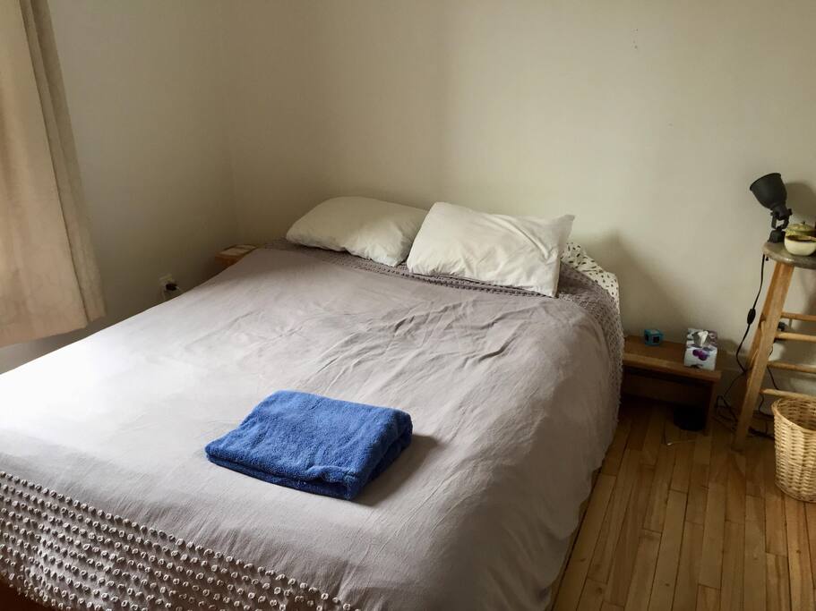 Chambre 1 - lit queen / Bedroom 1 - Queen size bed