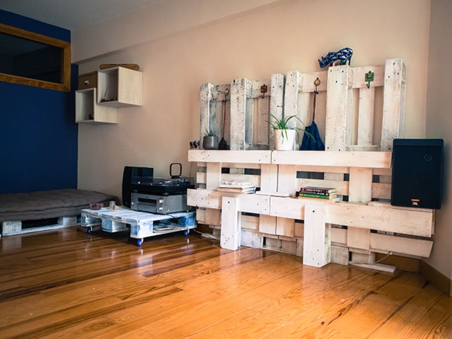 Sala multivalente. Aparador-cama hecho con materiales reciclables