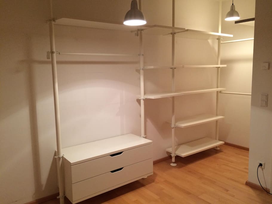 Offener Kleiderschrank im Schlafzimmer