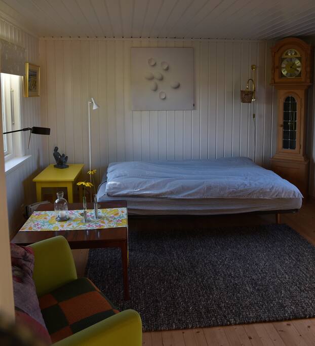 Stue med utslått sovesofa. Plass til to.