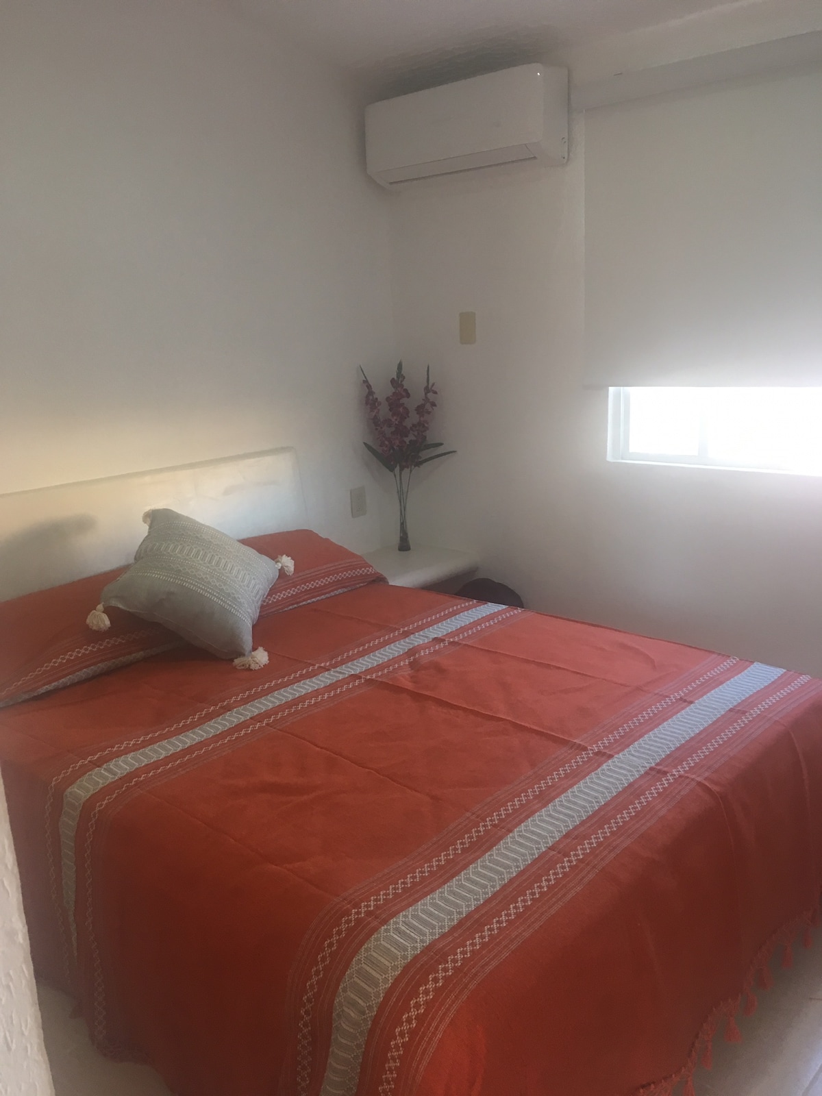 1 queen bed for 2 people, equipped with new and clean sheets and pillows 