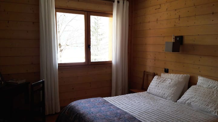 ห้องนอนคู่รักที่มีเฟอร์นิเจอร์สวยงามของ Savoyard