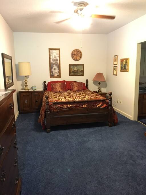 bedroom 1 - queen bed