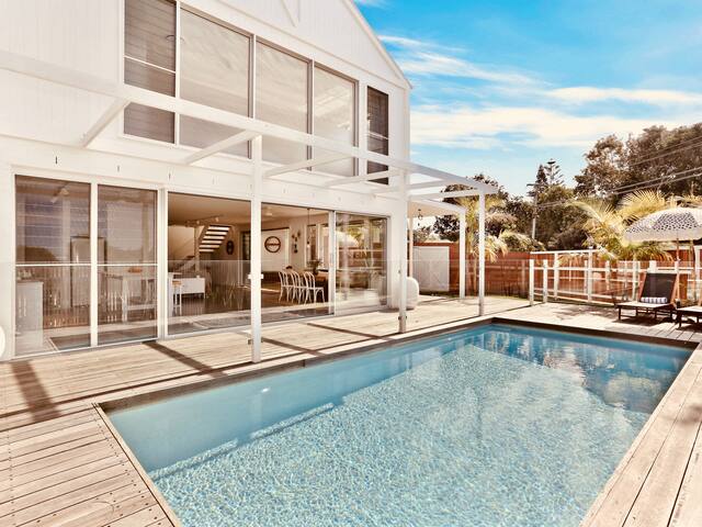 White Hawk House – 100m to beach gallery image 2