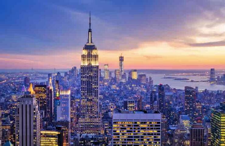 Luxury Skyscraper 2 BR—City Views—24 HR Doorman gallery image 3