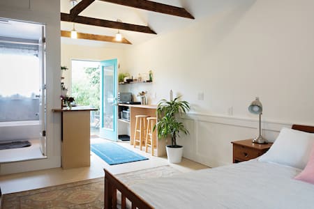 SE Portland Guest Cottage