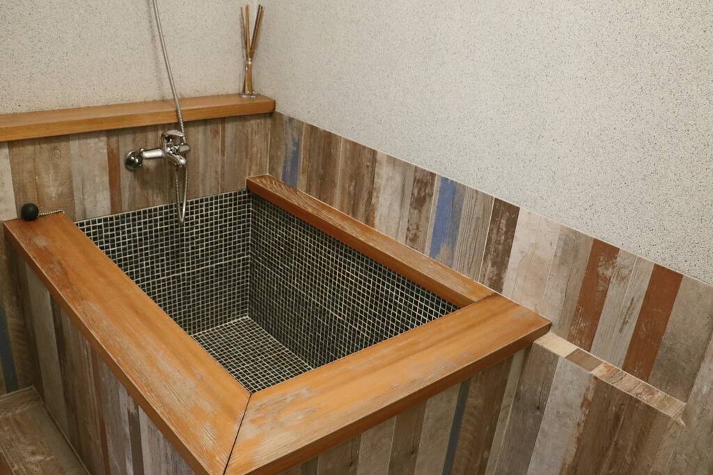 客房內之浴缸與浴室
