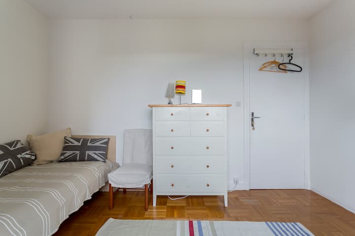 Chambre Lumineuse Dans Appartement T6 - Écully