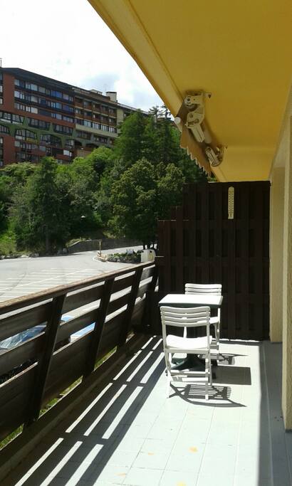 La terrasse, calme et ensoleillée