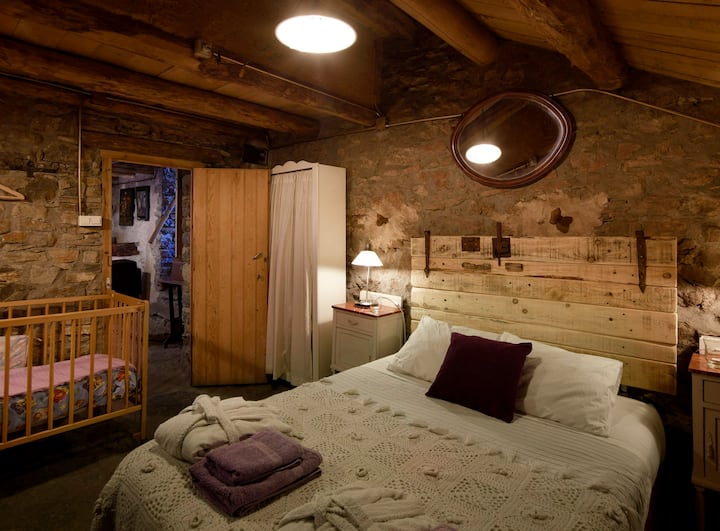 Dormitorio de arriba con estufa de leña y cuna