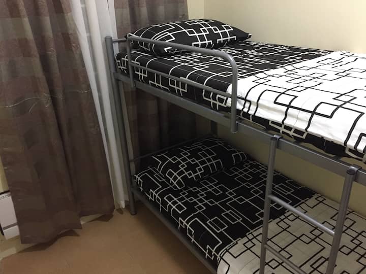 ห้องนอน 2 (เตียงคู่) พร้อมเครื่องปรับอากาศแบบหน้าต่างเหมาะกับผู้ใหญ่ 2 คนและเตียงเสริม 1 เตียง