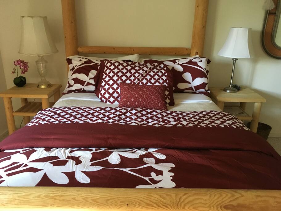 Master bedroom, Queen size bed