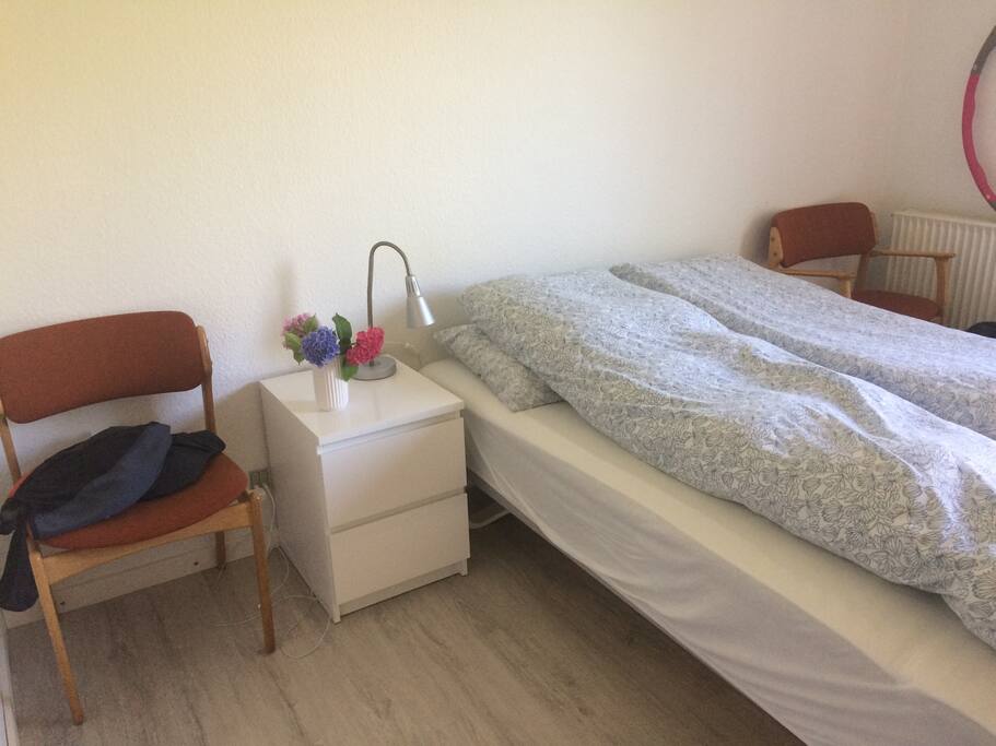 Soveværelse med dobbeltseng og udgang til terrasse