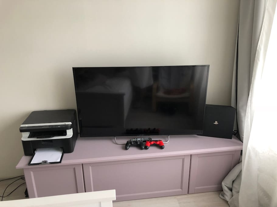 PS4 PRO and TV 50" LCD