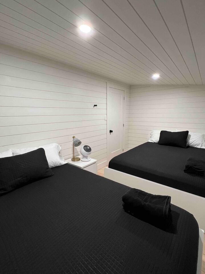 3e chambre de la maison principale.  2 lits queen. Chambre parfaite pour les enfants ou les adolescents !